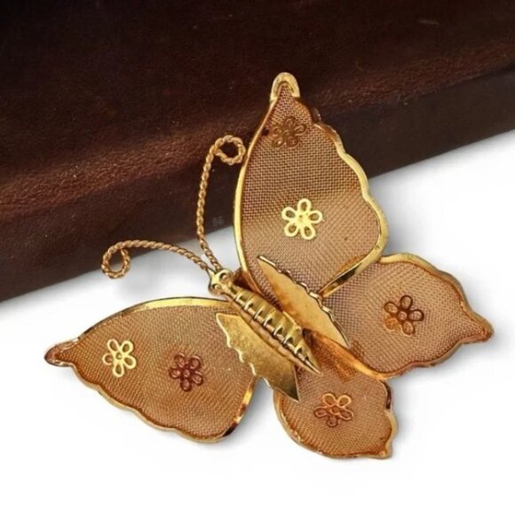 Vintage Gold Tone Mesh Butterfly Brooch, Floral Accents, Mid Century C‑Clasp Pin - Picture 11 of 12
